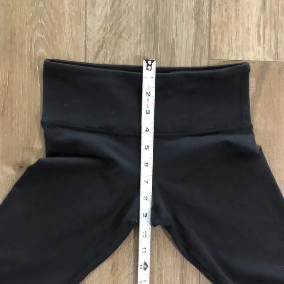 Like new - LULULEMON Black Wunder Under Leggings - Picture 7 of 9